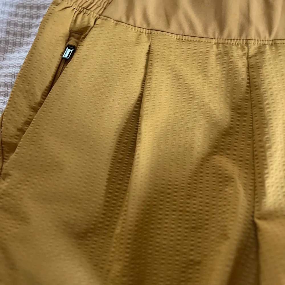 Athleta Textured Brooklyn Short in Tuscan Gold Womens 4 - Picture 2 of 12